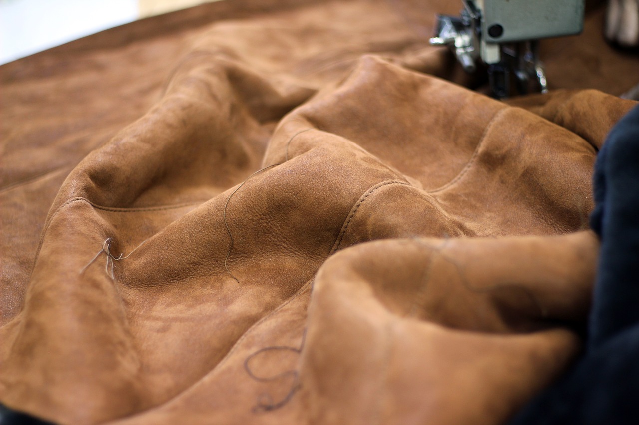 https://pixabay.com/photos/leather-sewing-machine-clothing-768245/