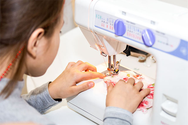 Sewing Machine Judge - Child Sewing